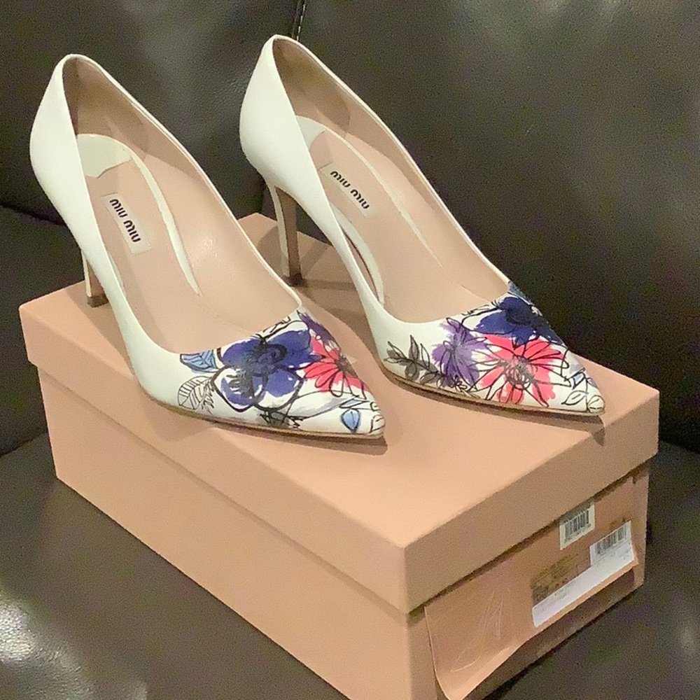 Miu Miu Size 9 (39) Painted White Floral Pumps
